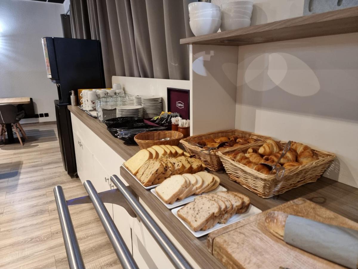 Hotel Restaurant Le Relais - Pau Nord Lons Exteriör bild