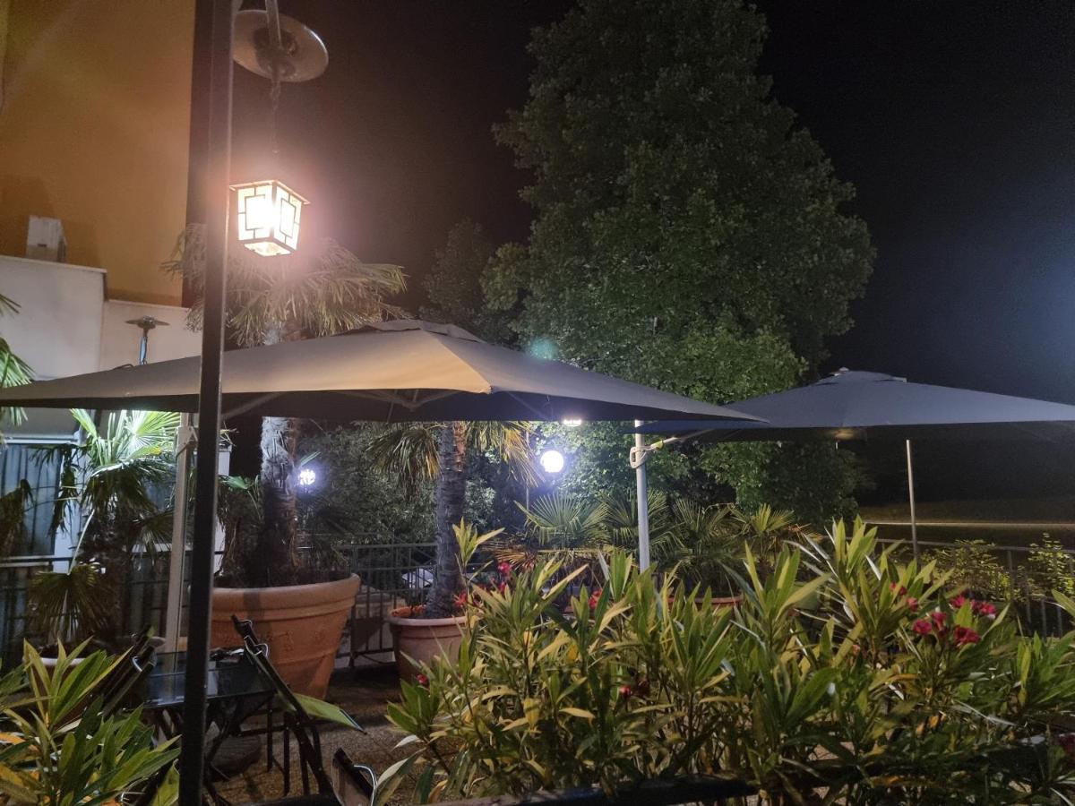 Hotel Restaurant Le Relais - Pau Nord Lons Exteriör bild
